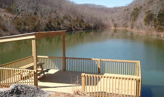 Notch Estates: Lake deck with picnic table