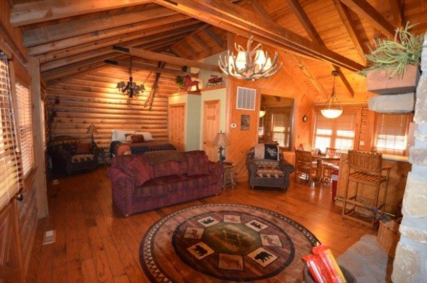 One bedroom cabin with living room and dining table