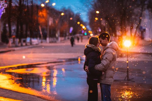 Snow lovers kiss city