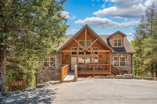 Exterior of Branson cabin rentals at Stonebridge Resort
