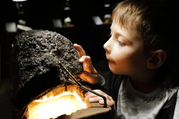 A child looking at an exhibit at one of the museums in Branson, MO.