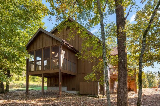 Exterior of cabin rental in Branson, where you can enjoy vacation deals